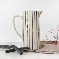 CHARBON BINCHOTAN - Pour 2 Litres LE CHARBON ACTIF : UN ALLIÉ POUR UNE EAU PLUS PURE Le charbon actif aide à réduire certains éléments indésirables présents dans l’eau, comme le chlore ou les résidus chimiques, tout en conservant ses minéraux naturels. Bonus : votre eau reste naturellement minéralisée et agréable à boire !